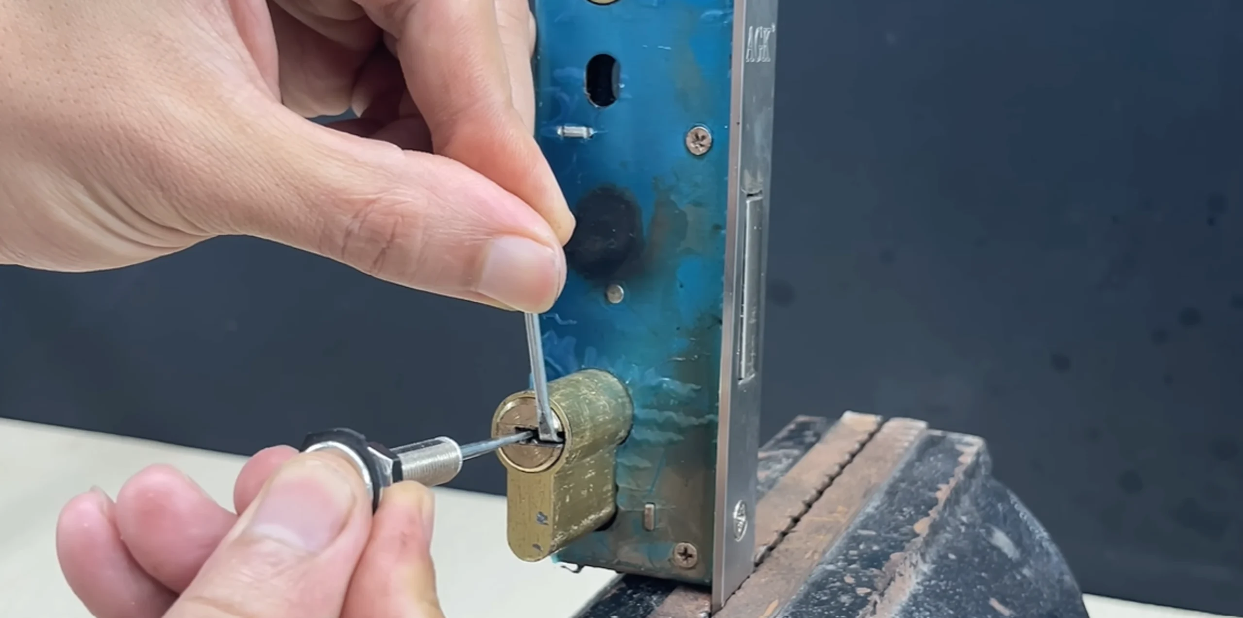 Call a locksmith Kenmore WA