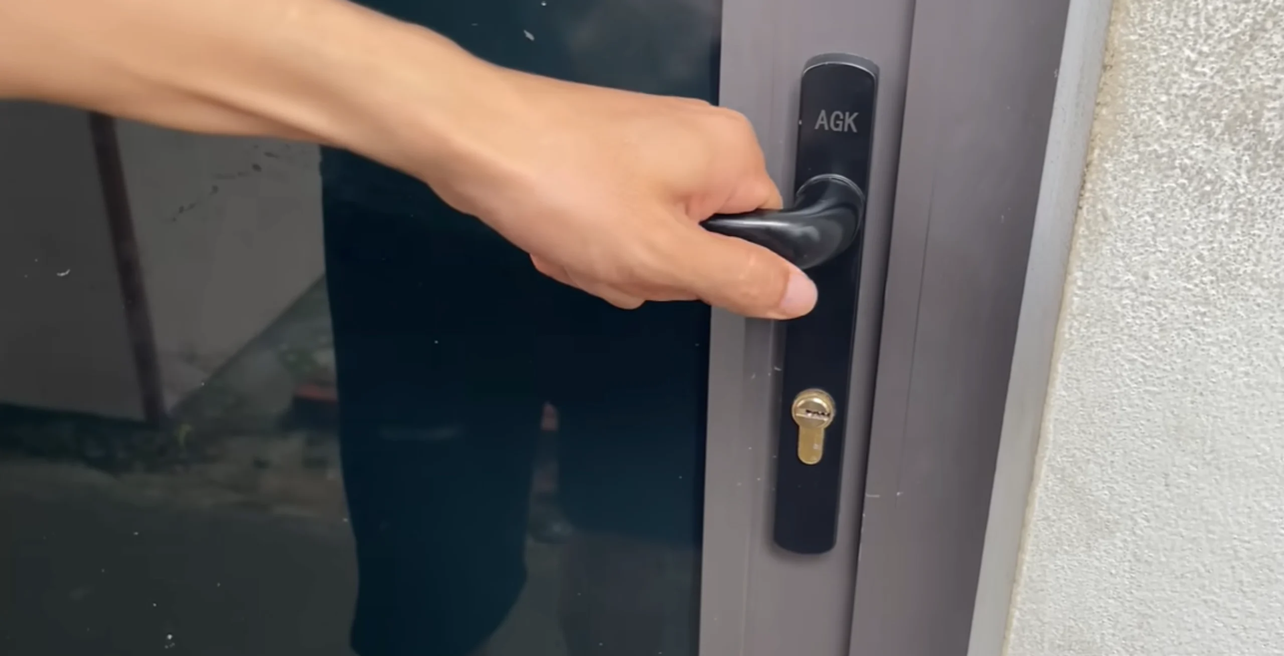 Locksmith arrives Kenmore 98028